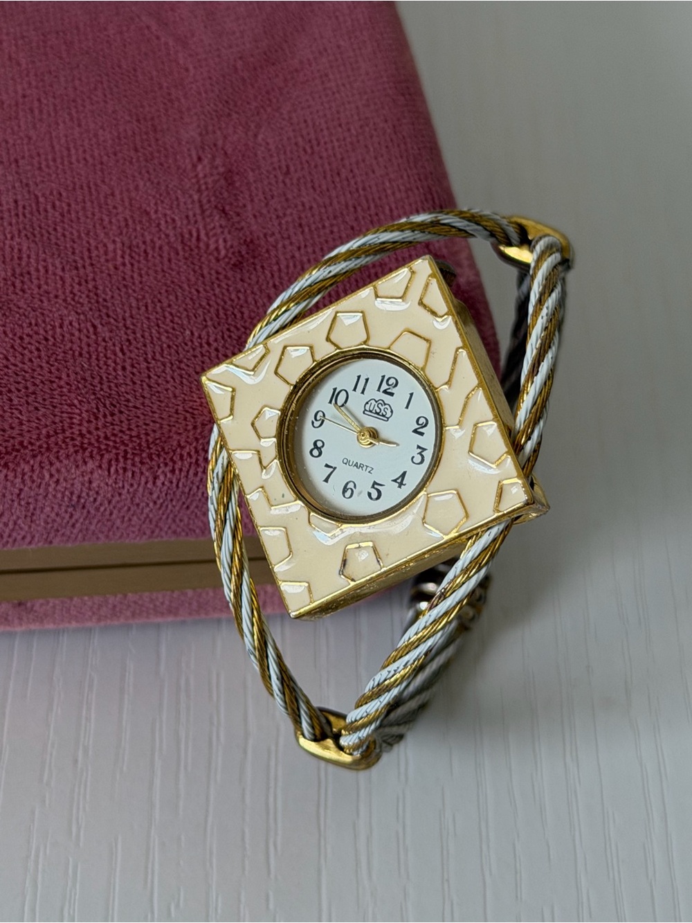 Quartz Fashion Bracelet Watch in Cream and Gold